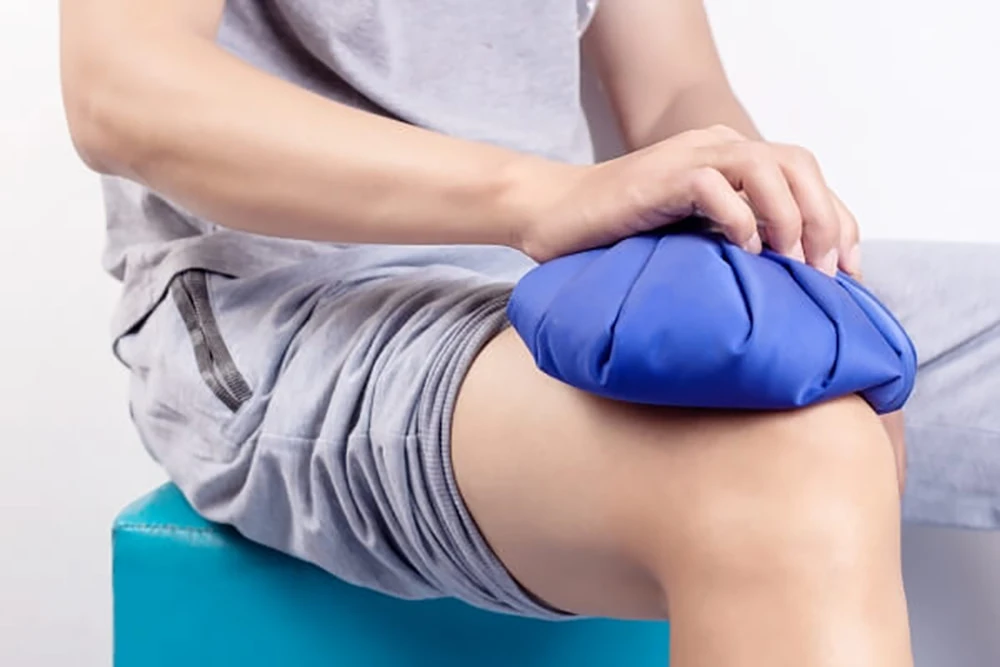 Chườm lạnh là giải pháp hiệu quả giúp giảm đau tạm thời Chườm lạnh là giải pháp hiệu quả giúp giảm đau tạm thời