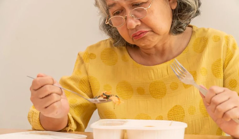 Người già rất dễ gặp tình trạng chán ăn do hệ tiêu hóa hoạt động yếu kém