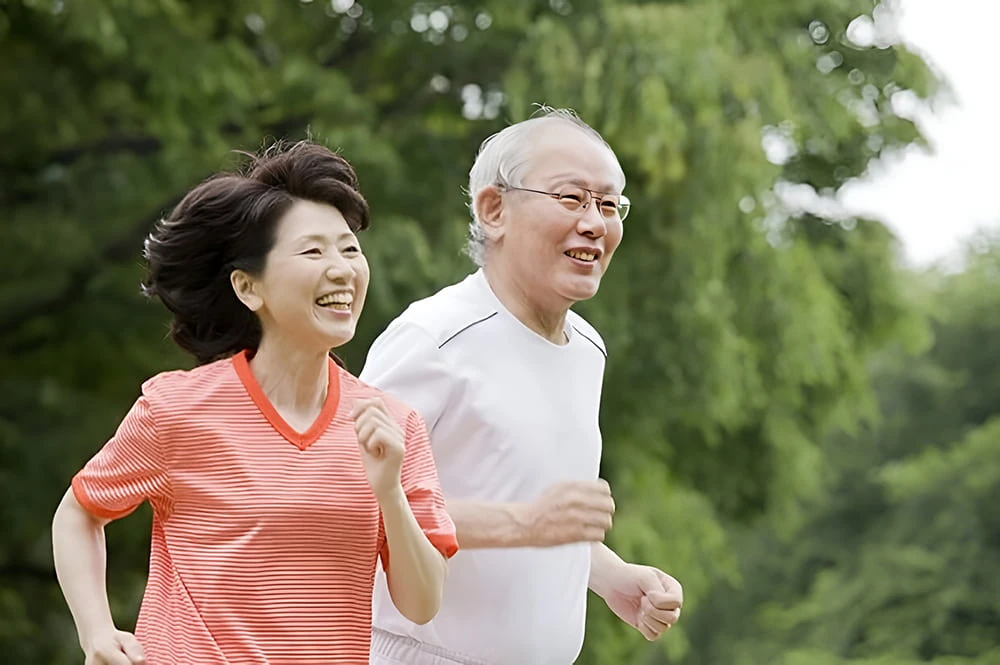 Khi cơ thể khỏe mạnh và tràn đầy năng lượng, người cao tuổi sẽ vui vẻ, yêu đời hơn Khi cơ thể khỏe mạnh và tràn đầy năng lượng, người cao tuổi sẽ vui vẻ, yêu đời hơn