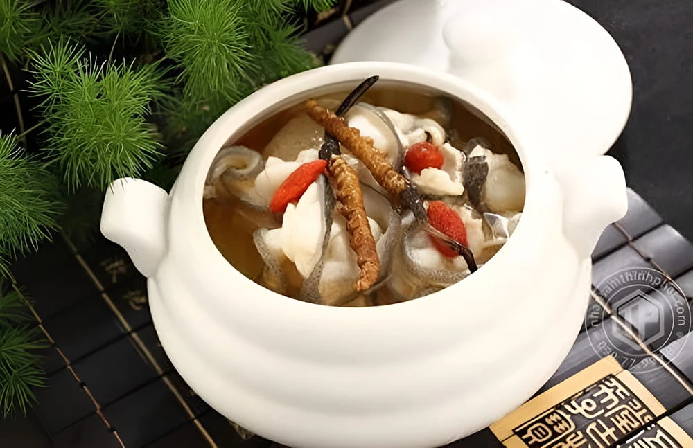 Canh gà hầm Đông trùng hạ thảo là món ăn thơm ngon được nhiều người yêu thích