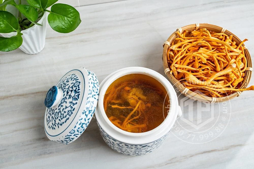 Canh gà hầm đông trùng hạ thảo rất tốt cho sức khỏe