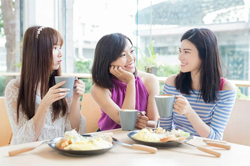 Ngồi ăn sẽ giúp hệ tiêu hóa hoạt động hiệu quả hơn