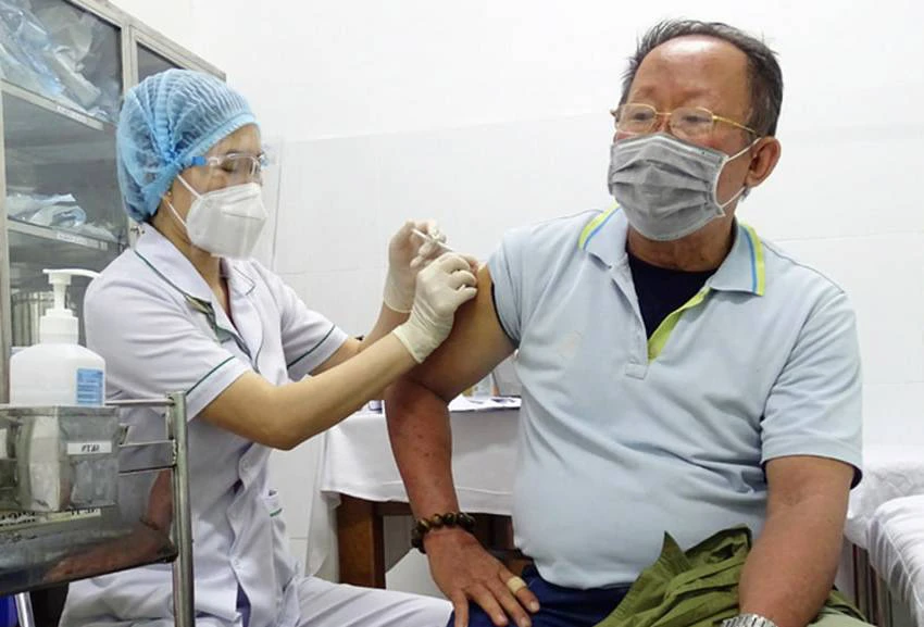 Tiêm phòng đầy đủ là cách bảo vệ người cao tuổi hiệu quả khi thời tiết giao mùa Tiêm phòng đầy đủ là cách bảo vệ người cao tuổi hiệu quả khi thời tiết giao mùa