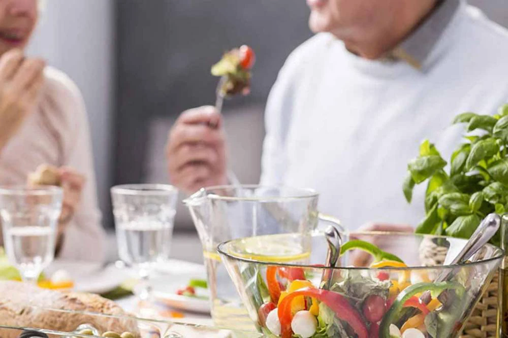 Người cao tuổi nên chọn các loại thực phẩm mềm, dễ tiêu hóa