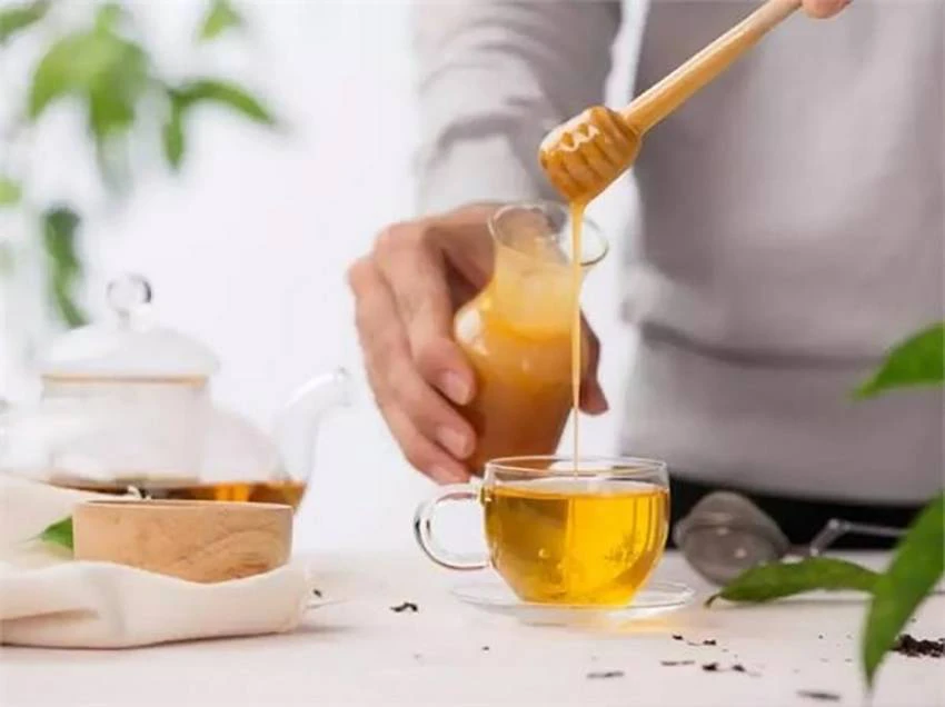 Những người có hệ tiêu hóa yếu kém nên uống mật ong mỗi sáng
