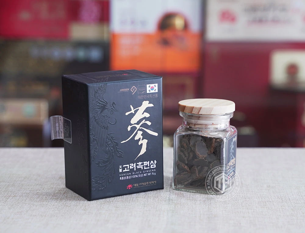 Hắc sâm củ khô thái lát Daedong lọ 75g Hắc sâm củ khô thái lát Daedong lọ 75g