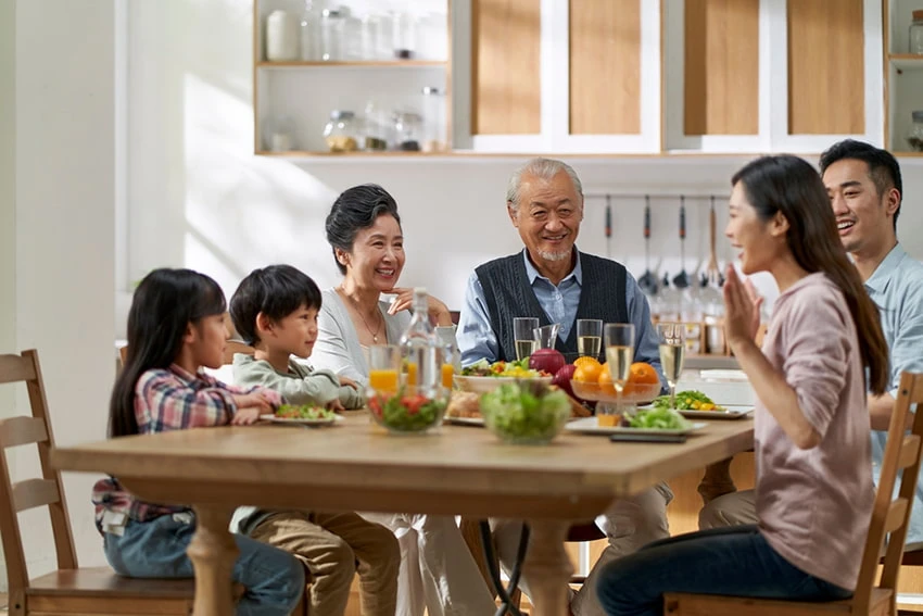 Việc tạo không khí vui vẻ có thể giúp người già ăn uống ngon miệng hơn 