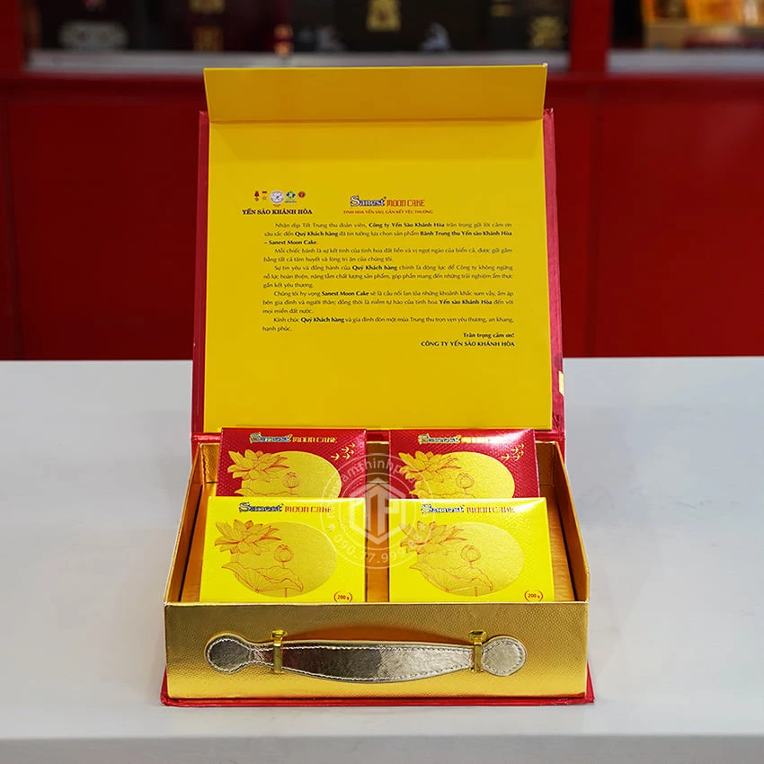 Bánh trung thu Yến Sào hộp 4 bánh x 200gr (2 thập cẩm, 2 nhân mềm)
