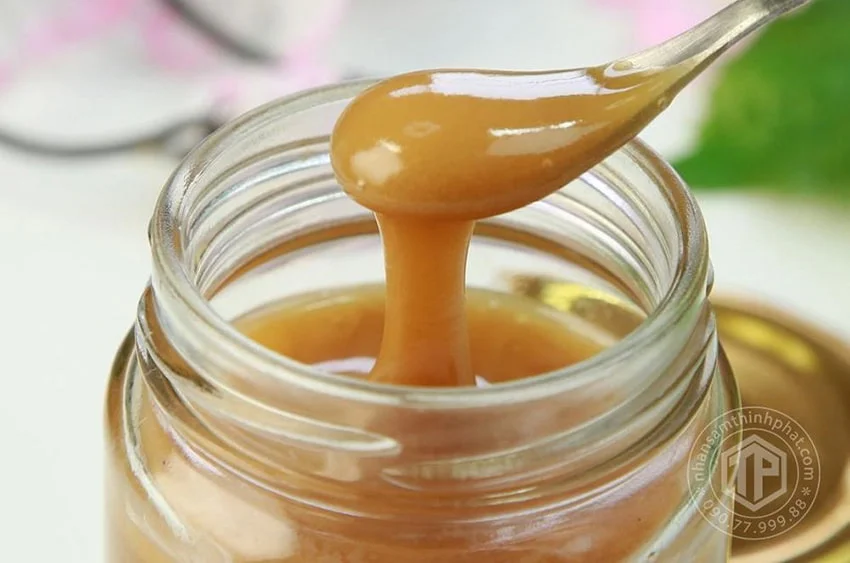 Mật ong Manuka còn chứa phấn hoa và keo ong nên có màu vàng đục và mùi thơm đặc trưng